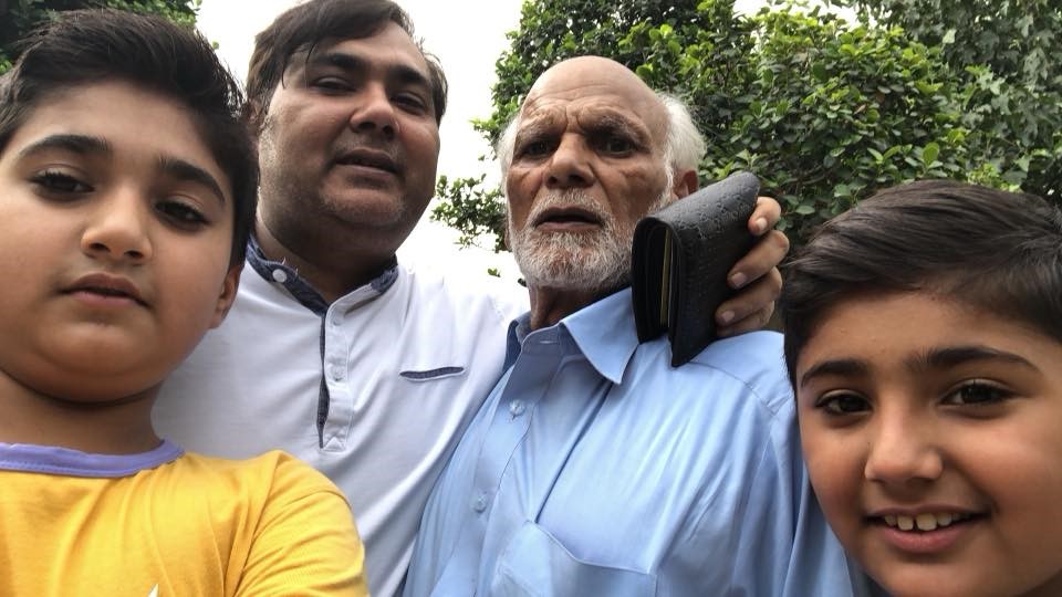 Iqbal Akhtar Hussain with his father and kids